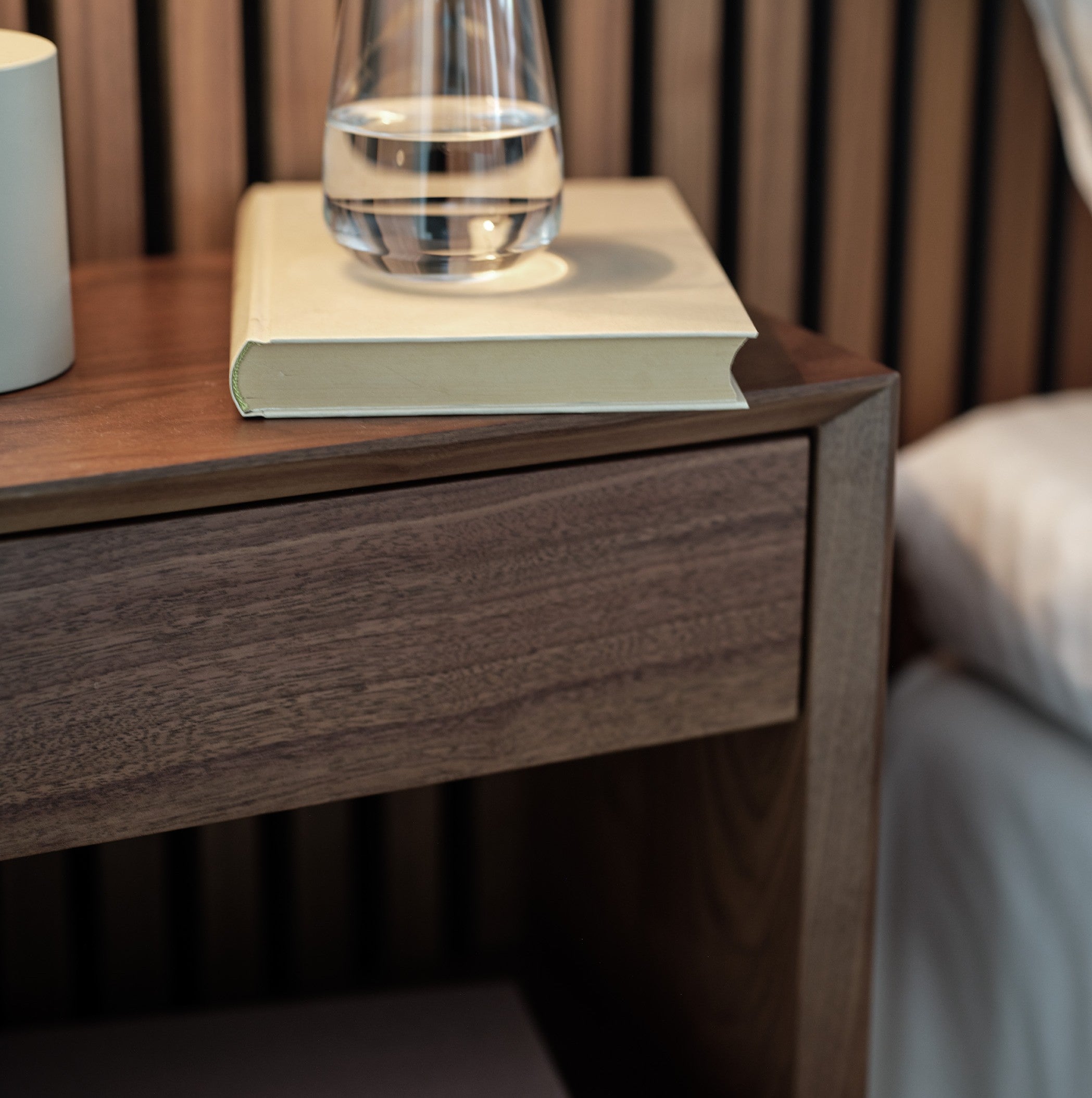 Nattduksbord i massiv Valnöt