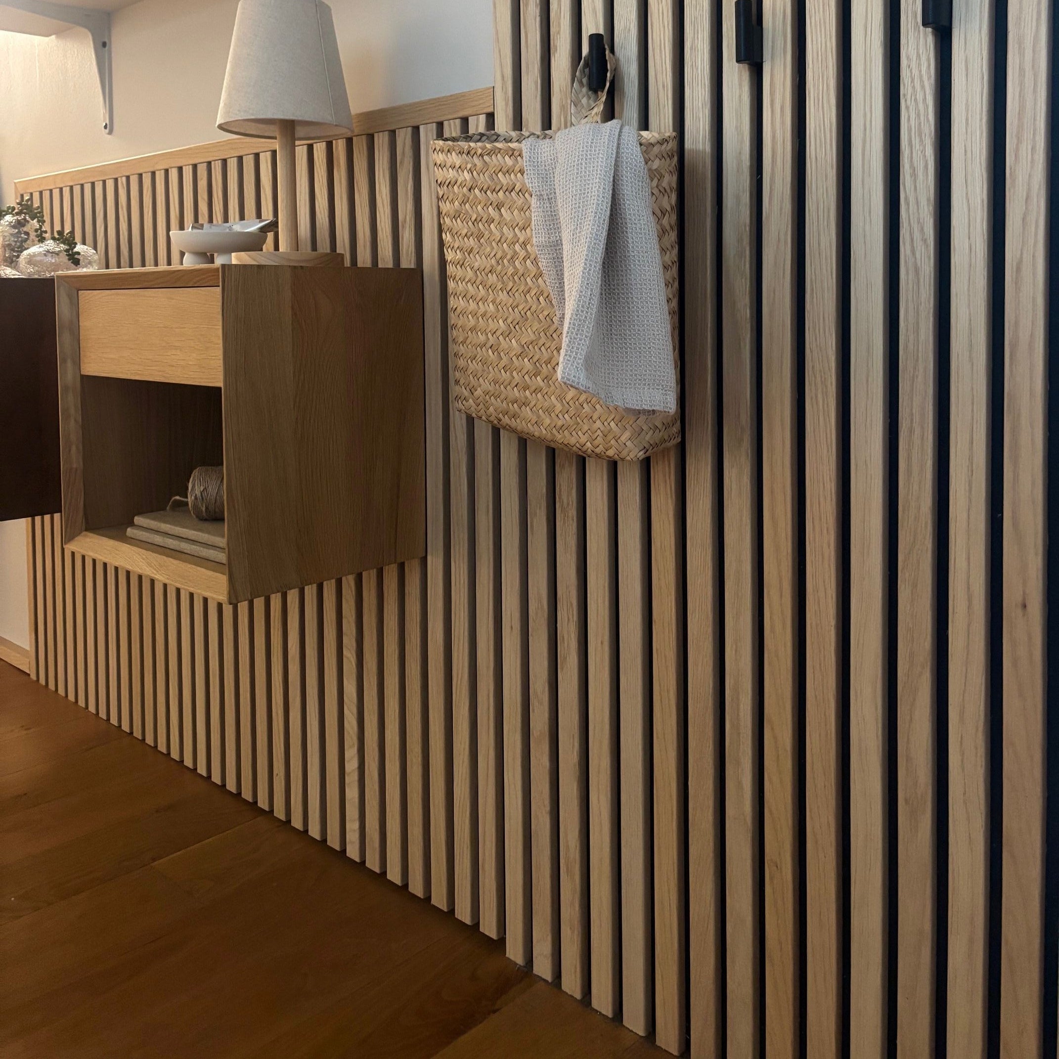 Nattduksbord i massiv Ek