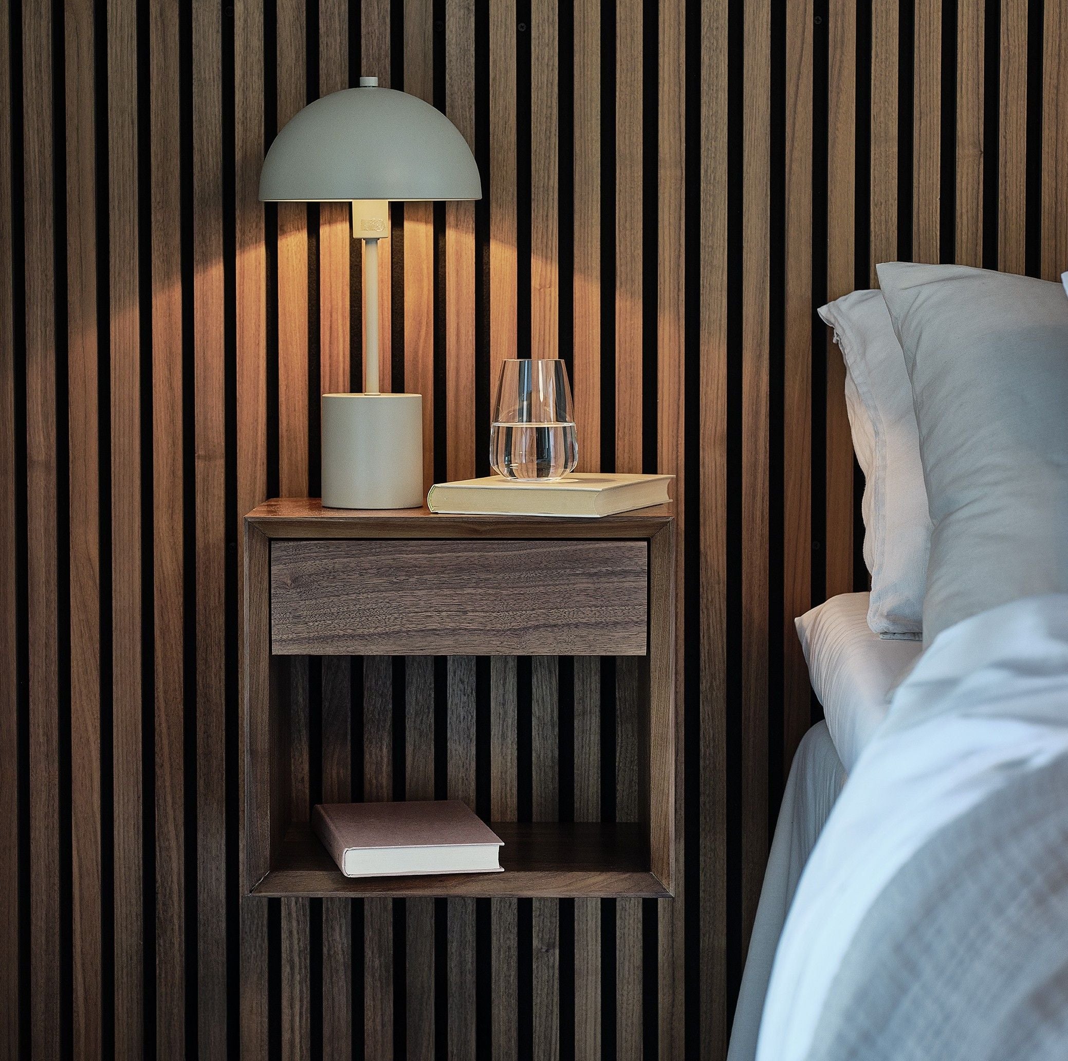 Nattduksbord i massiv Valnöt