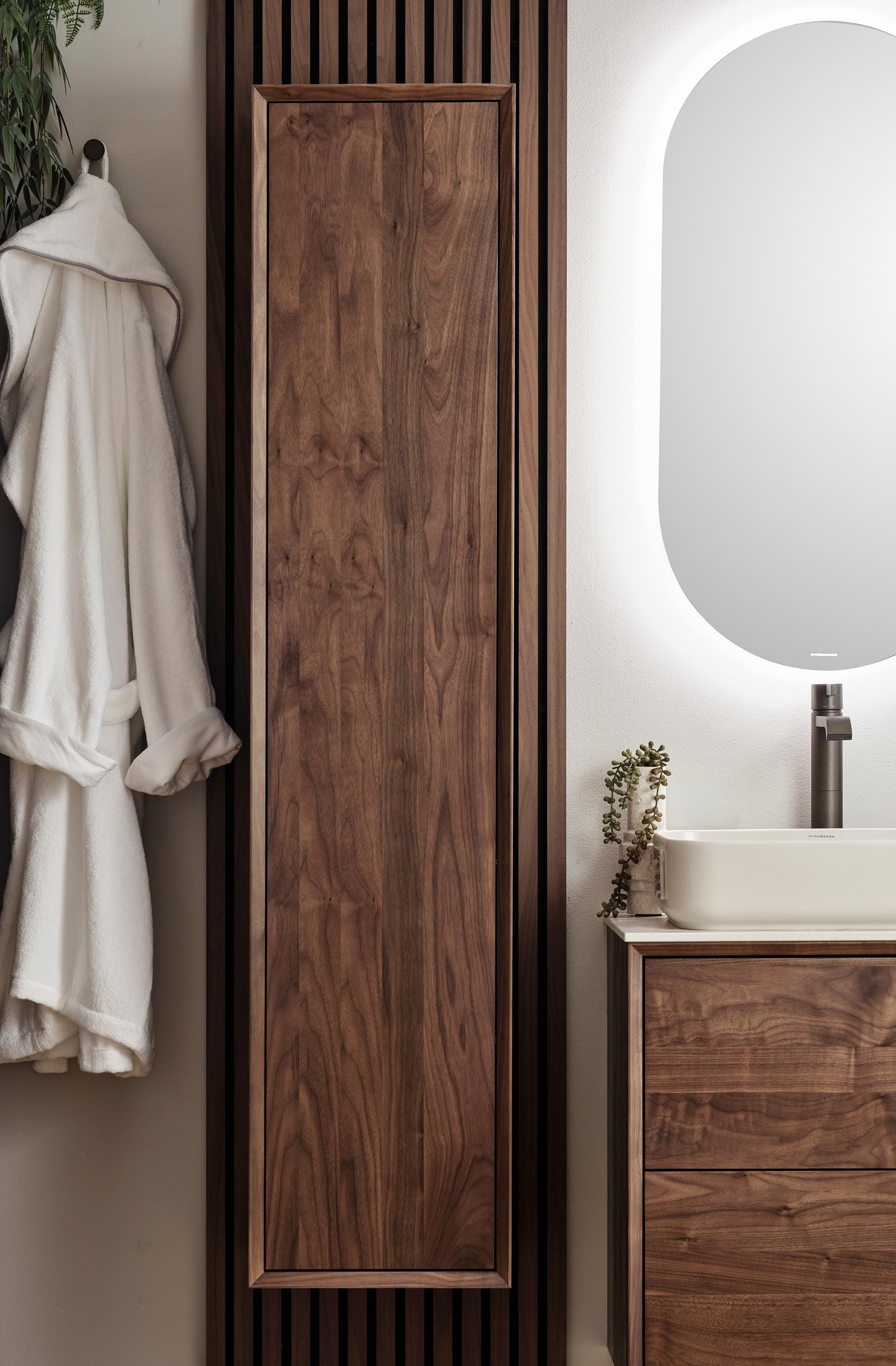 Højskab i massiv valnød – maksimal opbevaring & tidløst design – IW35