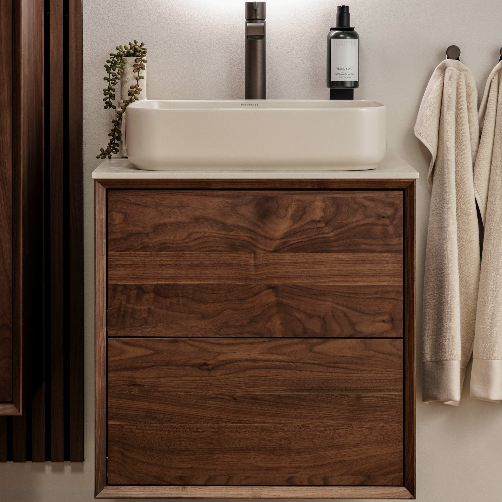 Vaskeskab 60 cm i massiv valnød – smart opbevaring & tidløst design – IW60