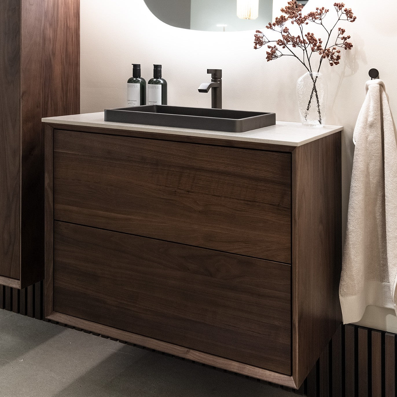 Vaskeskab 80 cm i massiv valnød – smart opbevaring & tidløst design – IW80