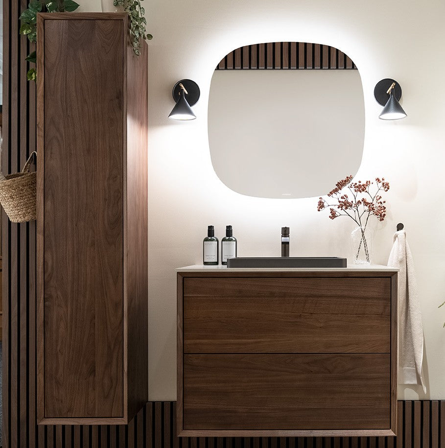 Vaskeskab 80 cm i massiv valnød – smart opbevaring & tidløst design – IW80