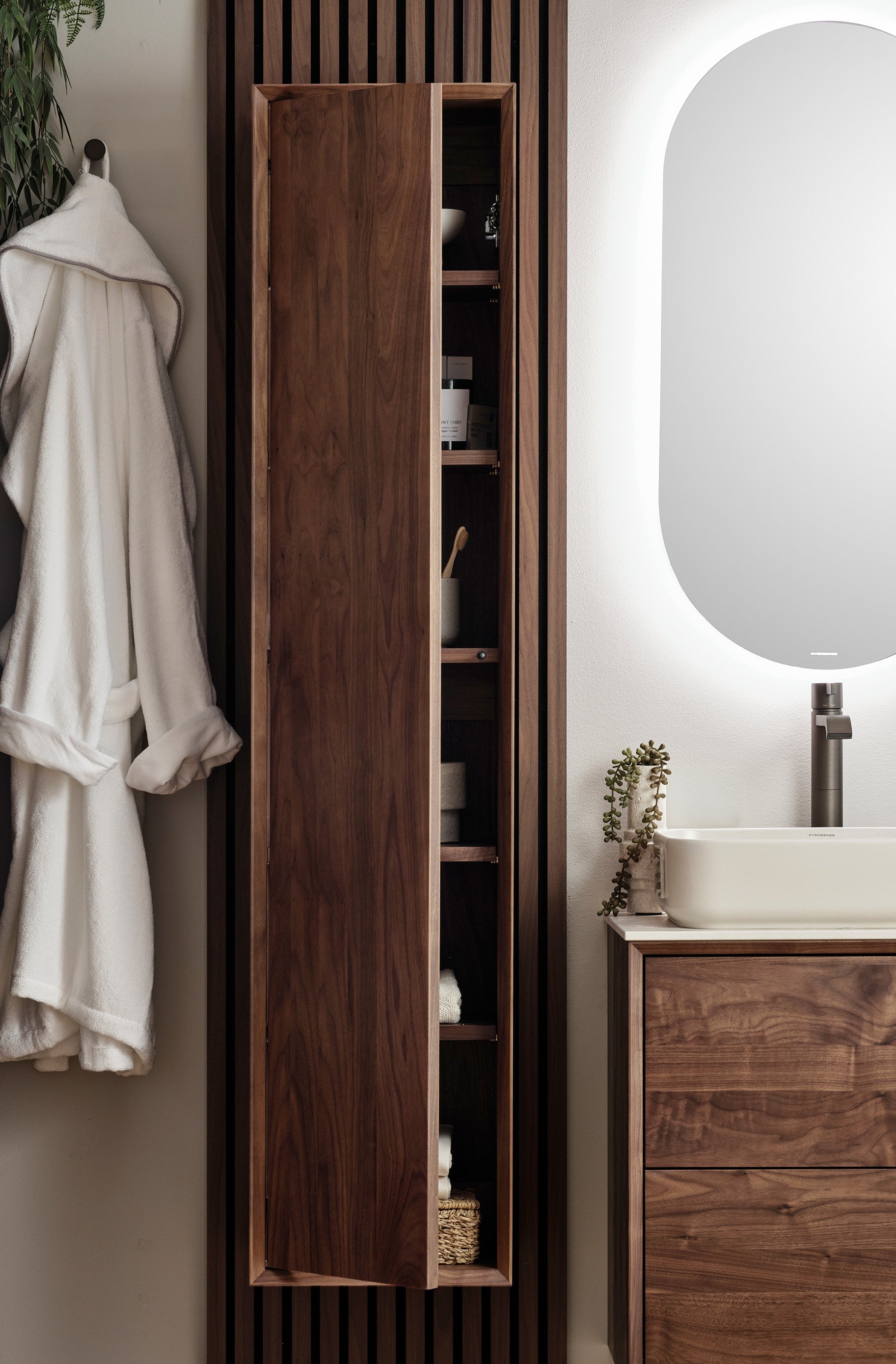 Højskab i massiv valnød – maksimal opbevaring & tidløst design – IW35