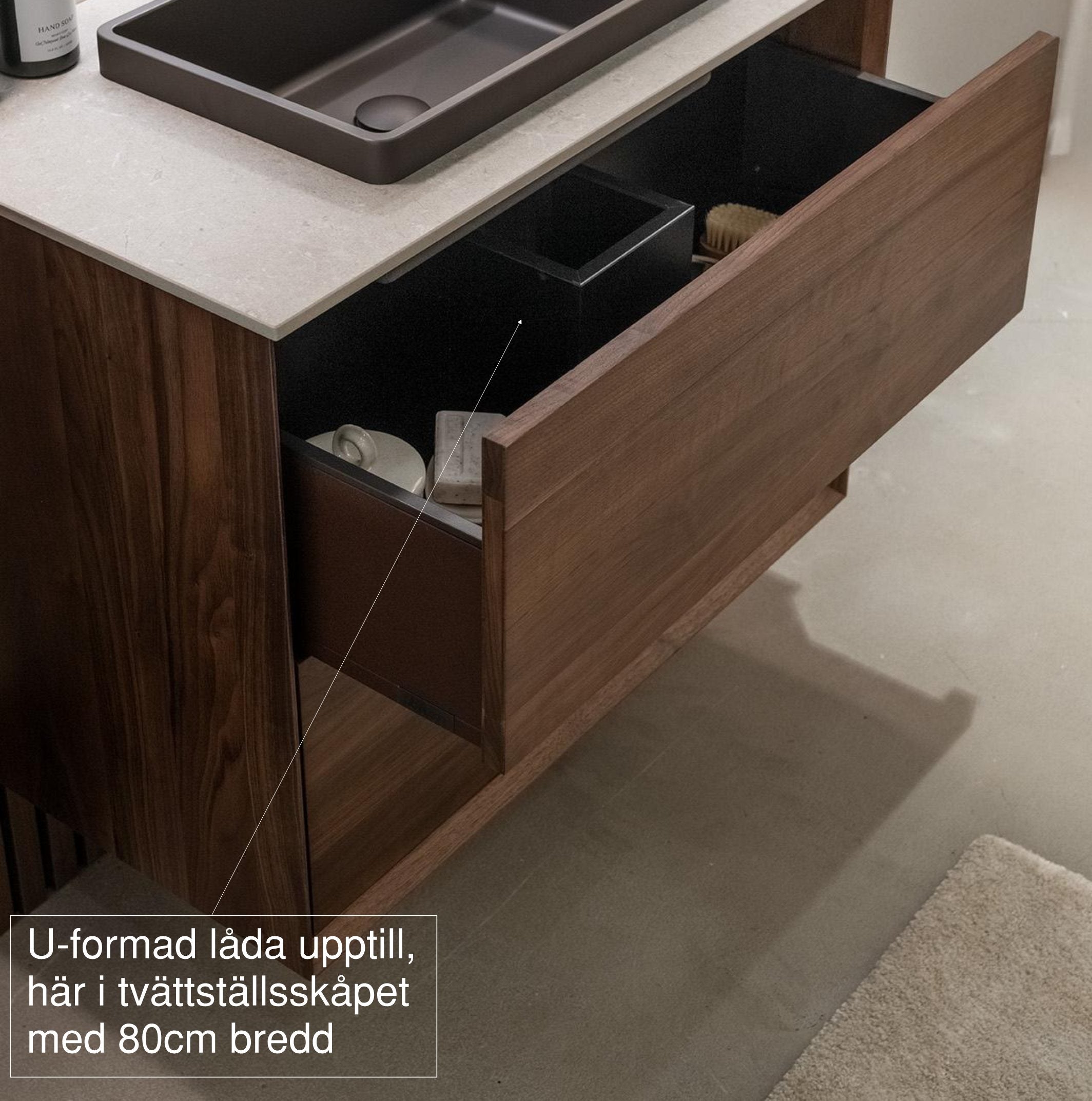 Vaskeskab 60 cm i massiv valnød – smart opbevaring & tidløst design – IW60