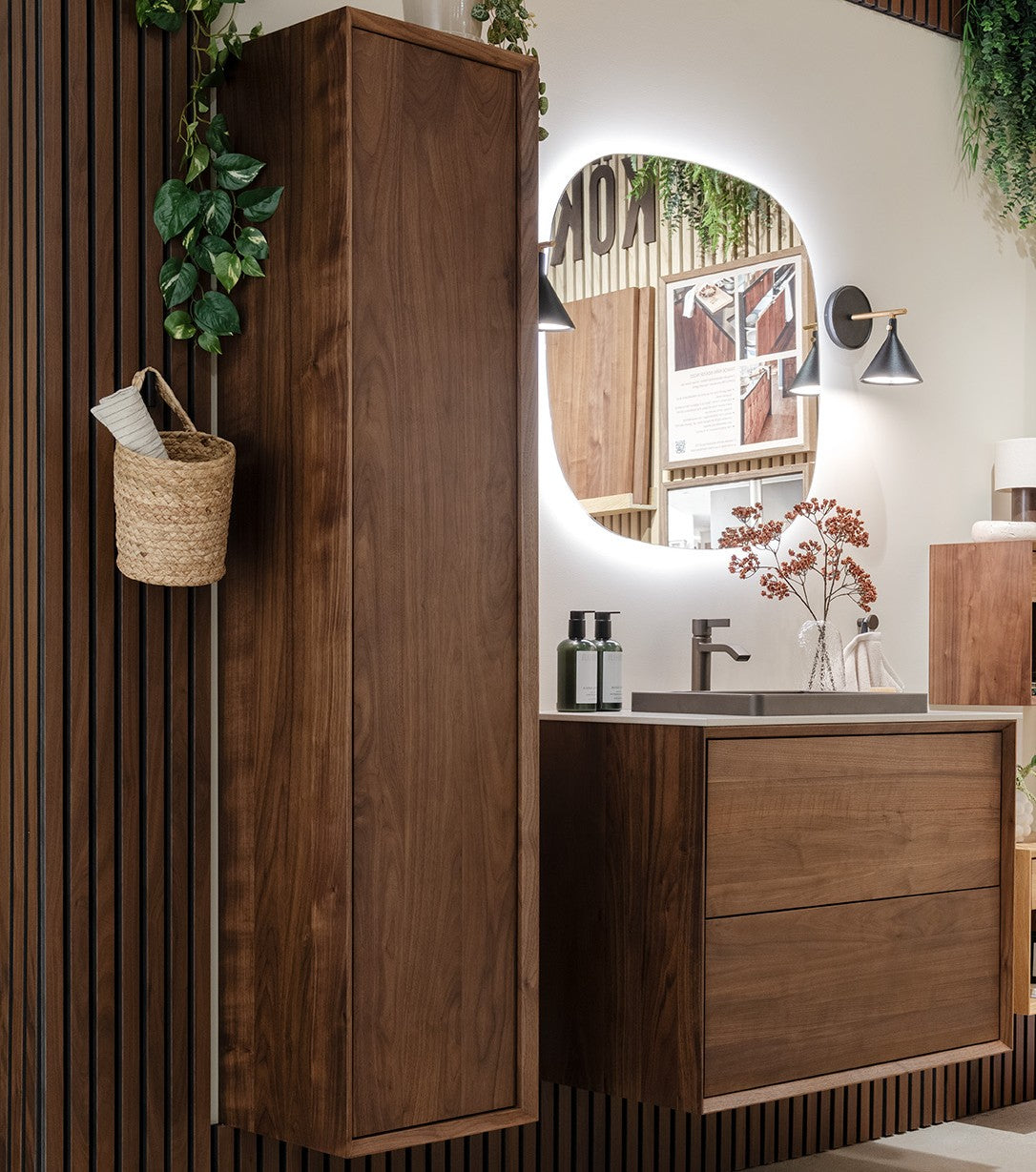 Højskab i massiv valnød – maksimal opbevaring & tidløst design – IW35