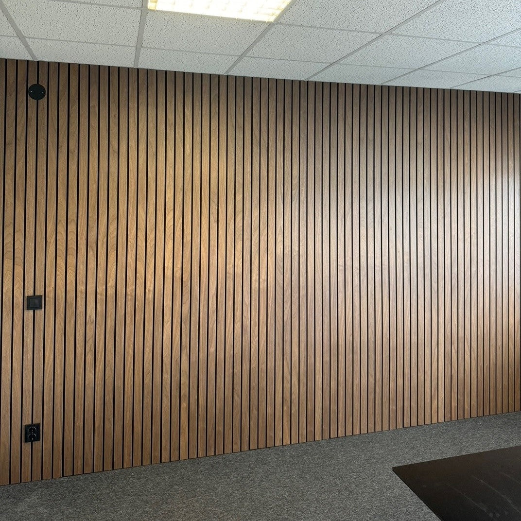 akustikpanel i valnöt konferensrum