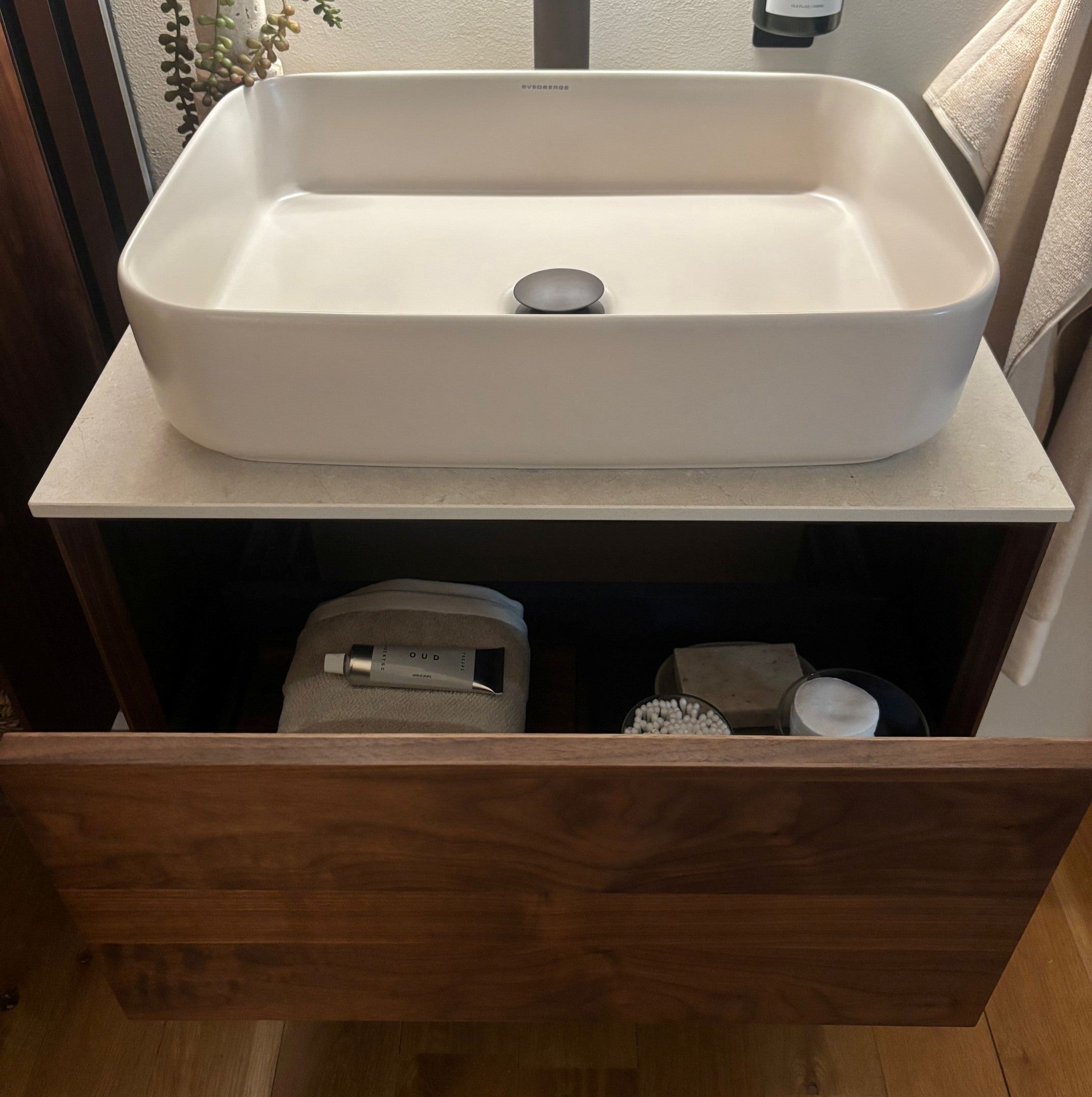 Vaskeskab 60 cm i massiv valnød – smart opbevaring & tidløst design – IW60