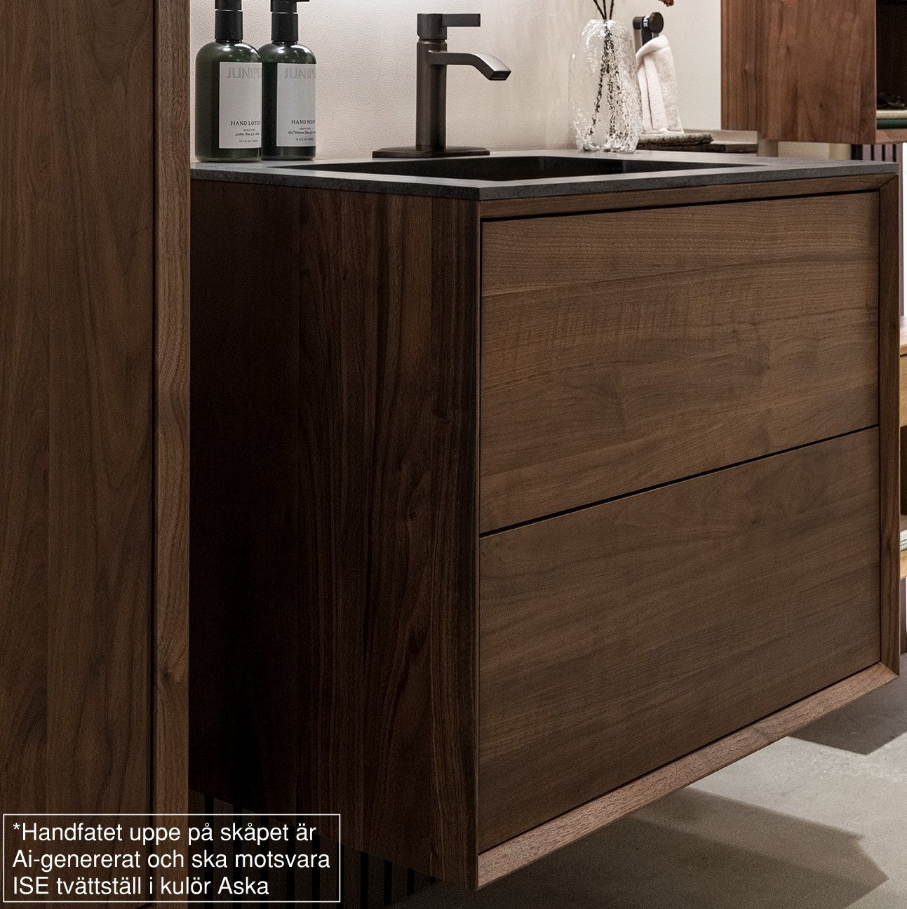 Vaskeskab 80 cm i massiv valnød – smart opbevaring & tidløst design – IW80