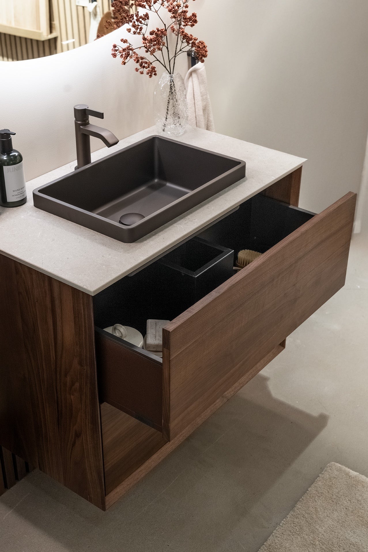 Vaskeskab 80 cm i massiv valnød – smart opbevaring & tidløst design – IW80