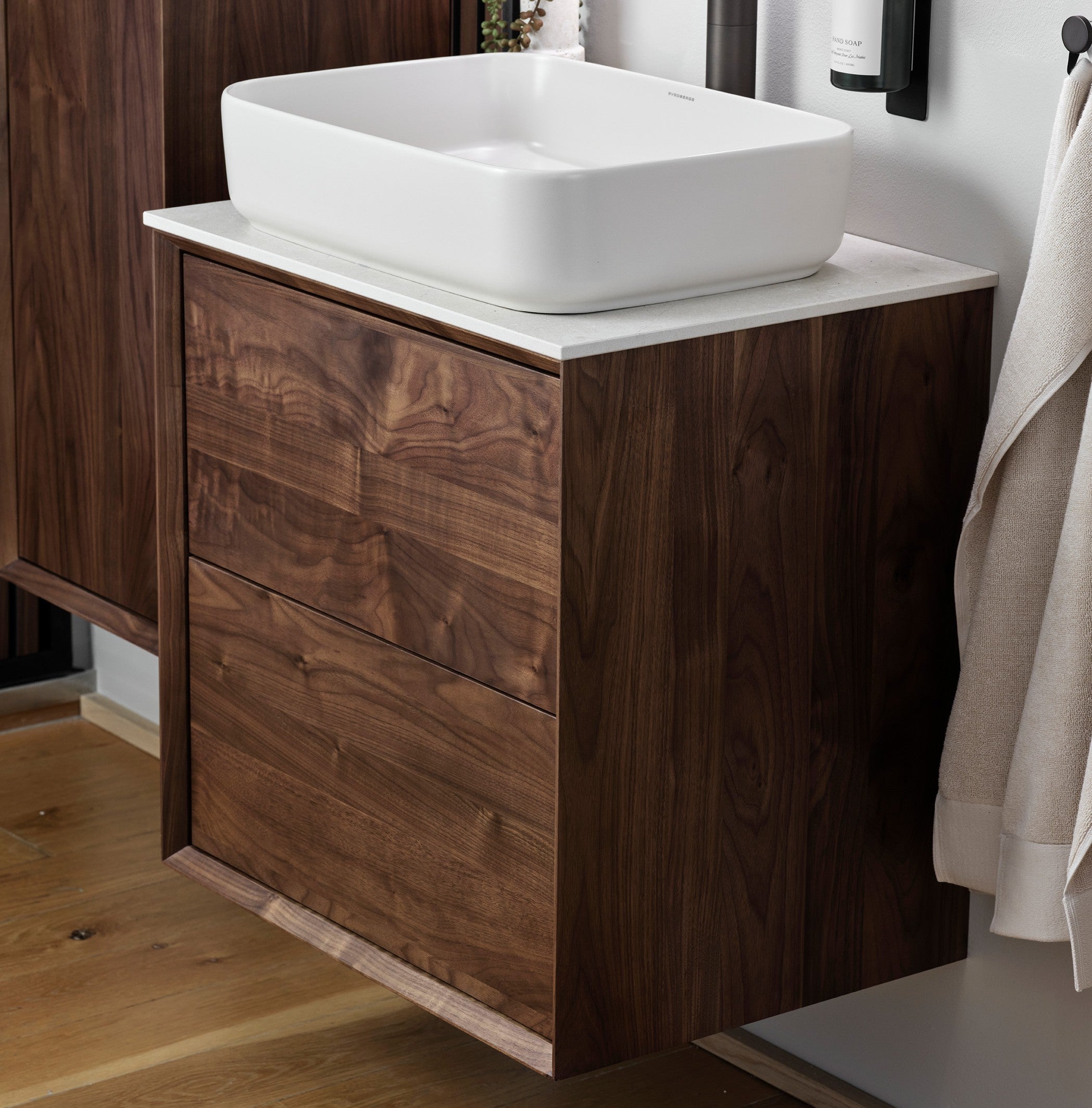 Vaskeskab 60 cm i massiv valnød – smart opbevaring & tidløst design – IW60