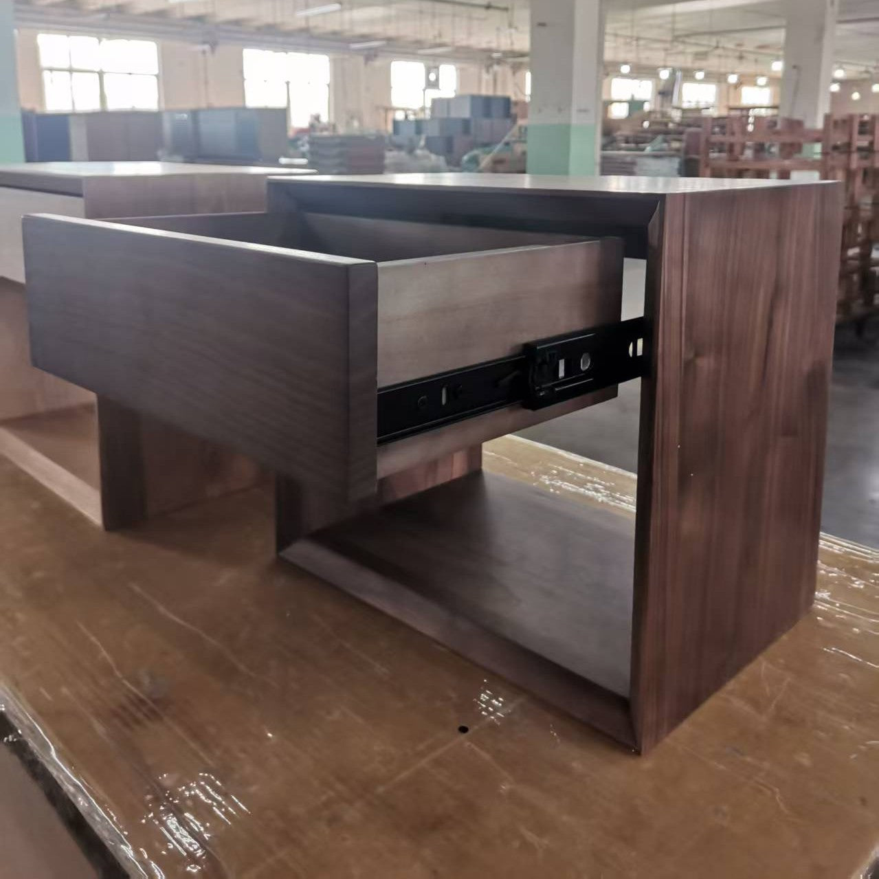 Nattduksbord i massiv Valnöt