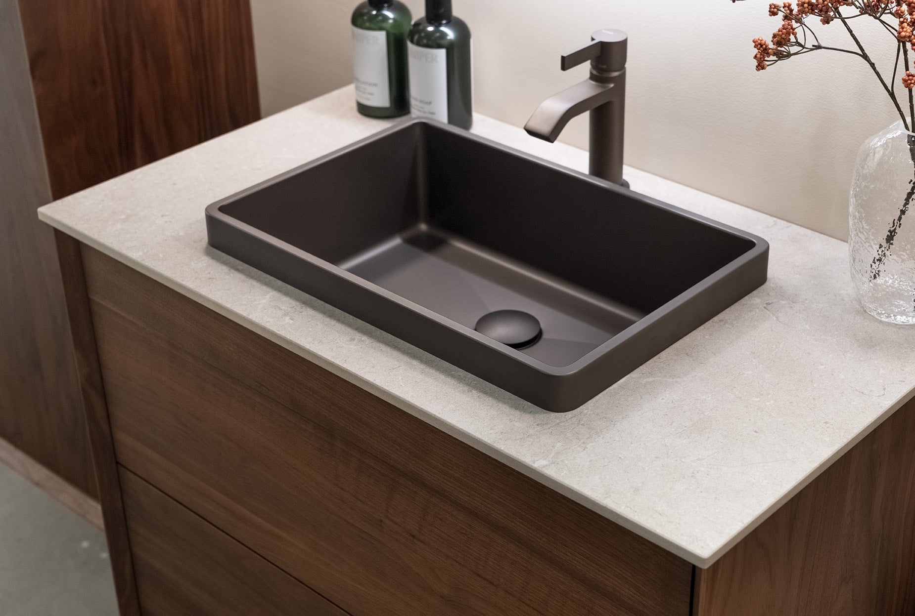 Vaskeskab 80 cm i massiv valnød – smart opbevaring & tidløst design – IW80